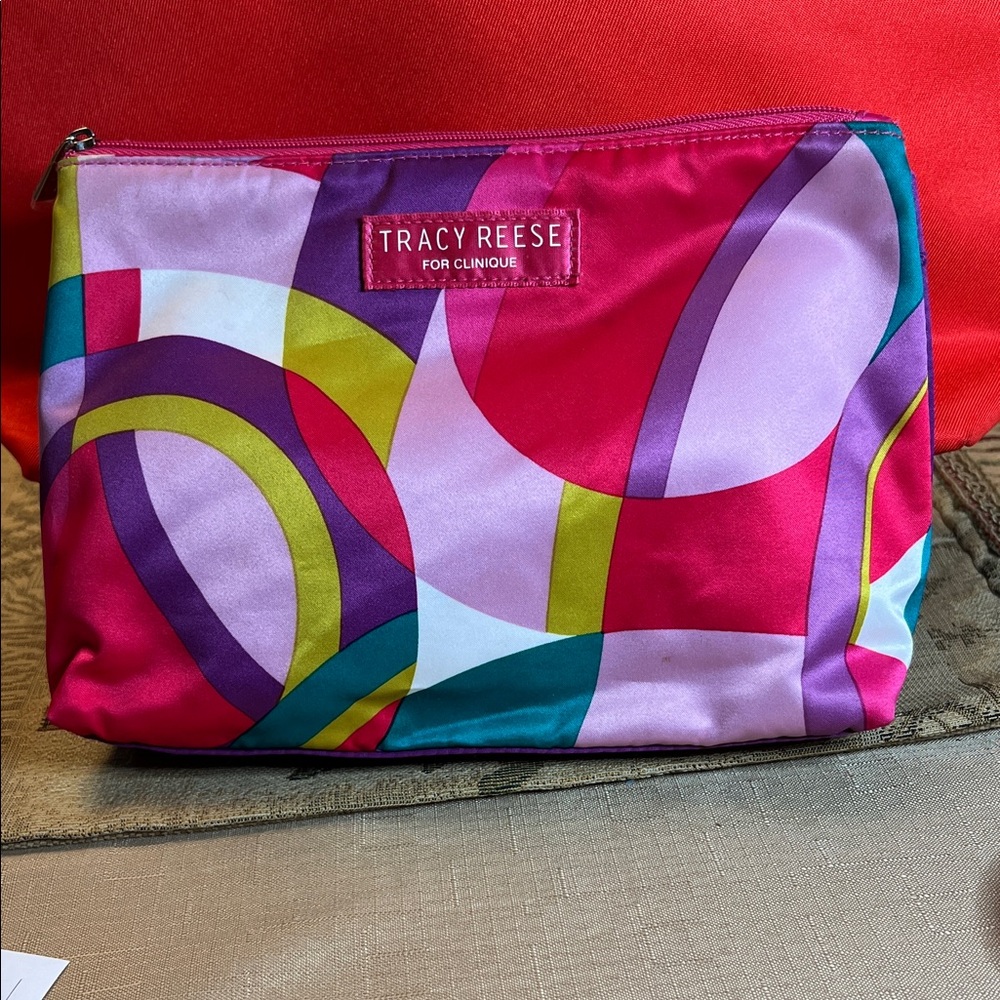 Clinique Scarlet Tote with Violet Handles - Picture 5 of 5
